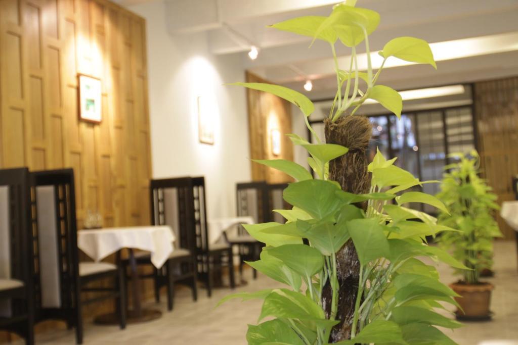 Baan Dinso Hostel@Ratchadamnoen Banguecoque Exterior foto